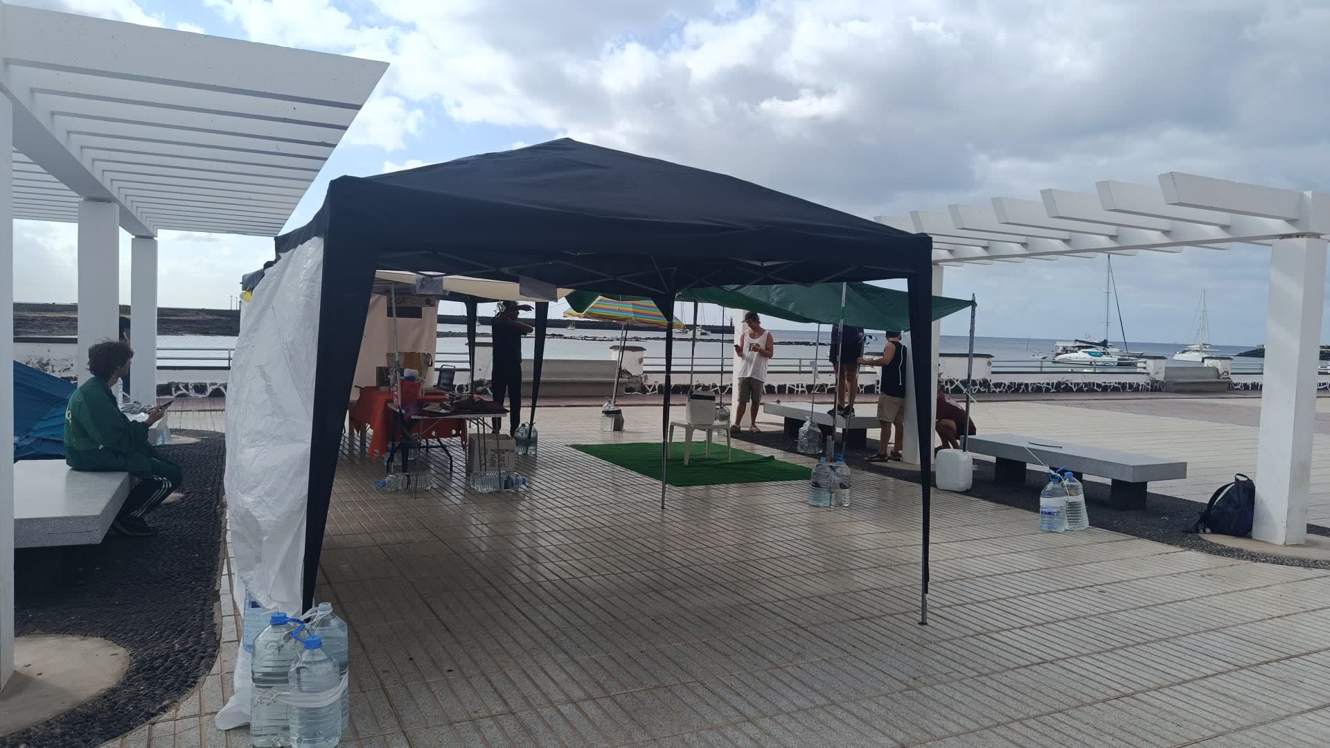 La pérgola del parque con la primera carpa y las tiendas